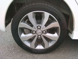 足元を引き締める、純正アルミホイール付きです。タイヤサイズは、165/55R15です。