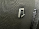 【フック】フックの用途は様々。手荷物のバッグや買い物袋、ビニール袋をぶら下げてゴミ箱にしても良いですね♪