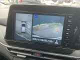 空から見下ろしているような視点で周囲を確認できるアラウンドビューモニター。駐車時にとても便利です。