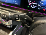 ステアリングボタンは、使いやすいデザインでございます。ステアリング付近のレバーや、ステアリングボタンで追従機能の操作も可能でございます。
