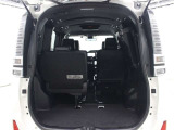 サードシートを跳ね上げれば、セカンドシートに人が乗っていても荷物を十分に積めます。