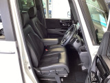 フロント広々、ベンチシートの運転席は、ハイトアジャスターが付いているので、快適にドライブができます。ハンドルはチルトステアリングで、ハンドル位置を上下に調節できます。