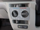 スタイリッシュなデザインのインパネ。各操作スイッチは使いやすい位置に配置されてます。