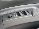 《パワーウインドウスイッチ》車の基本装備のひとつのパワーウインドウです。オート機能もあって、押し方の強弱で調整も出来ます。