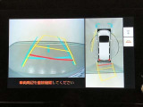 【パノラミックビューモニター】クルマの前後左右に搭載したカメラから取り込んだ画像を合成し、車両を上から見たような画像をディスプレイに表示します。