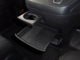 運転席からも助手席からも使いやすい位置に引き出し式ドリンクホルダーとスマホなどを置けるトレイを配置。