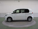 左側スライドドア1枚という車の草分け。トヨタが遊び心と実用性を実現させたオリジナリティ高いサイドビューです。
