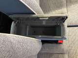 センターアームレスト付きで運転中も腕が楽々!