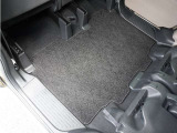 【フロアマット】フロアマットもキレイな状態となっております。ご納車前にも徹底的に洗浄・掃除した後ご納車させていただきます。お近くのホンダカーズ総社までお越しください。
