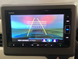 【バックカメラ】運転が苦手な方も車庫入れラクラクです!ギアをリバースに入れれば自動的に切り換わりますので、面倒な操作は不要です♪狭い駐車場もお車を傷つけず安心ですね!