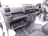 愛知ダイハツではお車をご購入頂いた後が本当のお付き合いのスタートだと思っています。 ですので定期点検や車検もお得なパックをご用意してお客様に頼りにされるダイハツディーラーを目指しています☆
