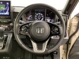 ハンドルにHondaセンシング系のクルーズコントロールやレーンキープアシストなどのスイッチと、オーディオの操作スイッチが装備されています。ハンドルから手を離さず安全に操作できます。