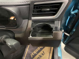 運転席と助手席には、回転式のインパネカップホルダーが装備されています。