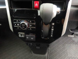一度お好みの温度に設定すれば、車内の温度を検知し風量や温度を自動で調整。暑い&hellip;寒い&hellip;と何度もスイッチ操作をする必要はありません。快適な車内空間には必須の機能ですね