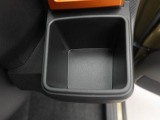【カップホルダー】エアコン吹き出し口下部に設置されていますので使いやすさバッチリ!運転席から手の届くちょうどの位置です!