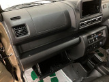 ご納車までに、弊社サービススタッフによる点検整備を行い、バッテリー、エンジンオイル、オイルエレメント、ワイパーゴムを交換し、ブレーキを分解、摩耗等を確認、必要であれば交換、安心してお乗りいただけます!