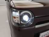 【フルLEDヘッドランプ】 白く明るい光で夜間走行の安心感を高めます。車両姿勢の変化に応じて、照射軸の上下方向が調節できるマニュアルレベリング機能付です。