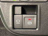 指先だけで簡単に操作が可能な電動パーキングブレーキを採用。「HOLD」スイッチを押すと、渋滞や信号待ちなどでブレーキペダルから足を離しても、ブレーキを保持するので安心です