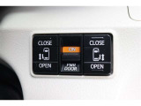 両側電動スライドドアはドアの直接操作以外にも運転席からのスイッチ操作やリモコン操作でも開閉が可能!狭い駐車場などでもドアの開閉が楽々・安心ですね!