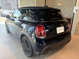 かわいいテールのデザインはほかの車にはない魅力があります。ひと目で&ldquo;MINI&rdquo;とわかるデザインはアナタを虜にしてしまうかもしれません