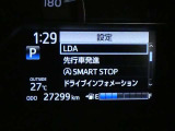 【先行車発進告知機能】・・・信号待ちや渋滞で先行車に続いて停止し、先行車の発進に気付かずそのままでいる場合は、ブザーなどでお知らせします。