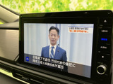 モニターではテレビ番組を表示でき、停車中の待ち時間などに活用できます。画面内の文字や映像を確認しやすく、乗車する方それぞれが過ごす時間に合わせて使える装備です。