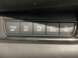 運転席脇のクラスタースイッチ部分にはカメラ切り替えスイッチ、パーキングセンサー、その他走行系スイッチを集中配置しております。