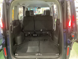 3列目を下部へ収納すればこんなに広々スペースの出来上がり。自転車などの大物も積み込み可能です。