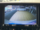 後方の様子を画面で確認でき、駐車場でバックする際の周囲確認をサポートします。ガイド線も表示されるため、車両後方の距離感をつかみたい場面で役立つ便利な装備です。