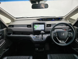 視認性に優れたインパネデザイン。操作系もすっきり配置され、運転に集中できるレイアウトです。