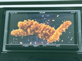 画面いっぱいに映像が表示され、停車中にテレビや映像を楽しみたい方にうれしい装備です。見やすい大きさで表示されるため、休憩時など車を停めている時間を快適に過ごす際にも活用できます。