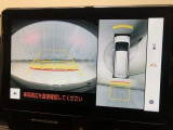 車の全周囲の画像が表示されます。運転席から見づらい個所なども、上空から見たような映像で確認できます。映像のきりかえも出来、後方確認だけでなく大変便利な機能です。