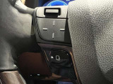 ステアリングスイッチ付きで、運転中に視線を前に向けたまま操作できます。