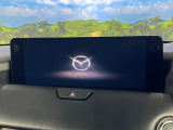 【マツダコネクト】車内の雰囲気にマッチした一体型タイプのディスプレイ。各種車輌設定やBluetooth再生等、様々な機能が楽しめます。専用SDカードのご購入で、ナビ機能も使用出来ます。