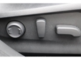 運転席パワーシート 電動シート採用で細かい微調整ができ、ドライビングポジションにしっかり合わせることで疲労軽減や事故防止につながります♪♪