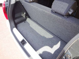 買物袋や日用品を積みやすい荷室です。