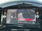 車両を上から見ているようなアラウンドビューモニターの映像をナビゲーション画面に映し出してくれるので、小さなお子様や障害物を確認できます。運転のしやすさはもちろん、事故防止にも役立ちます!