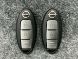 【インテリジェントキー】カバンやポケットに入れたままでもドアの施錠・開錠が可能なスマートキーを装備。スタートボタンのオン・オフ時もカギを取り出す必要がないからとっても便利です♪