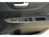 窓の開閉やドアミラーの調整スイッチを運転席ドアに集約。毎日使う操作が手元でできる、便利な配置です。