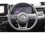 各種のコントロールスイッチが内蔵され、運転に集中できるステアリング。革巻き素材と造形が手にしっくり馴染みます。