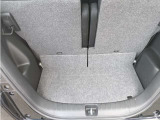 普段のお買い物に十分な広さのラゲッジスペースです。リアシートを倒せば大きな荷物も載せられます。