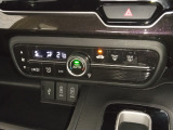 オートエアコン装着車で車内はいつも快適です!