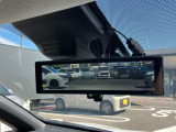 スマートルームミラーは、車両後方のカメラ映像をミラー面に映し出すので、同乗者や積み荷などの車内状況や、天候などに影響されずいつでもクリアな後方視界が得られます。