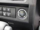 鍵(キーフリーカードや電子キー)を車内に持ち込んだ状態で、ブレーキペダルを踏みながらエンジンスタートボタンを押します。