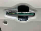 【リクエストスイッチ】スマートキーをポケットやカバンに入れた状態でドアの施錠、開錠ができます。