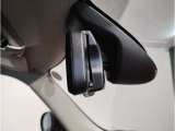 【ルームミラー一体型ETC車載器】ルームミラーの裏側に目立たない様に配置されたETCカード挿入口。スタイリッシュ且つ機能的なものとなっております。