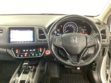 【ハンドル】運転にかかわる様々な操作を安全に行えるように視点移動が少なく操作性に配慮されたスイッチ類が凝縮されたコックピットです。