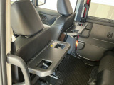 【格納式シートバックテーブル】車内でのお食事などで活躍♪カップホルダーも備えています。