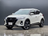 スタイリッシュなコンパクトSUV「キックス e-POWER」が入荷!力強いダブルVモーショングリルとホワイトパールボディが調和した洗練されたデザインが魅力です。