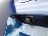 後退時に車両の後ろ側をモニター画面に表示します。車庫入れなどでバックする際に後方確認ができて便利です。車庫入れが苦手な人もこれで安心。